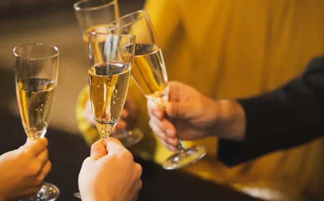 乾杯する様子