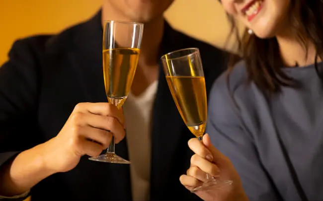 夫婦で飲む様子