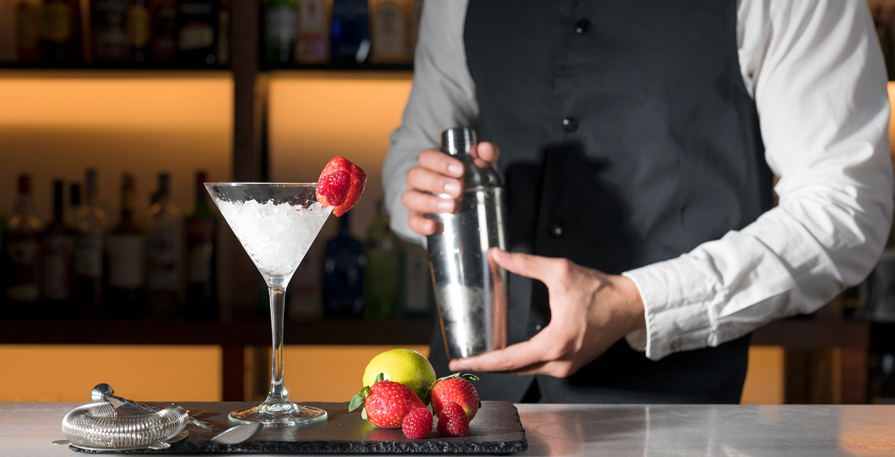 カクテルを作るバーテンダー